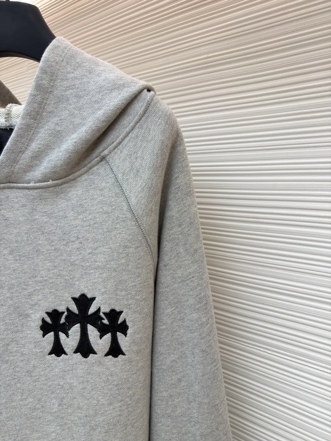 Chrome Hearts logo hooded sweatshirt ●Original version: Purchased and developed for 15998 ●Item number: 1682025-B15 ●Fabric: Interwoven air cotton fabric ●Technology: Patch embroidery production ●Color: Gray ●Version: Loose fit ●Weight: about 920 grams ●Size: S-M-L-XL ●Description: Customized heavy fortress interwoven air cotton, full of texture, thick and solid, based on high-end ash tone With a sense of beauty that coexists with vicissitudes of life and elegance, the Crow heart cross appliqué decoration on the chest becomes the ultimate interpretation of the dark Gothic style. The CH Gothic font is the finishing touch on the back page, letting the totem become your spiritual thorn. The logo iron plate sways slightly with the swing of the body, adding a sense of movement and vitality. It is unobtrusive but has an indescribable aura. It interprets the perfect blend of retro and luxury, using imported machine appliqué technology. Using advanced computer control systems and precision mechanical components, Chrome Hearts logo appliqué embroidery is realized, showing an embroidery effect with both clarity and three-dimensionality. The fabrics have been washed, have a better hand feel, are not easy to deform, are not easy to shrink, are not easy to fade, and maintain long-term beauty. The overall wiring is straight and delicate, the fabric is comfortable and soft, and the color is consistent without color difference. It can be matched with the same style to create a fashionable look and control various occasions. Customized accessories, complete with three standards, same style for men and women!